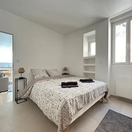 Chez Aya Эперне